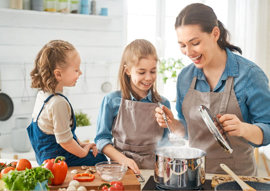 maman qui cuisine avec ses filles pour leur apprendre à lire avec la méthode syllabique
